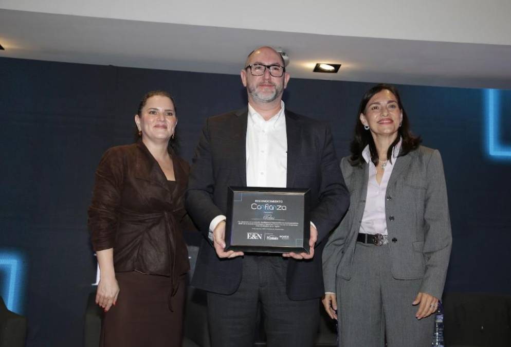 <i>Juan Manuel Urruela, vicepresidente de operaciones TELUS Digital, recibe reconocimiento como Empresa Confiable.</i> 