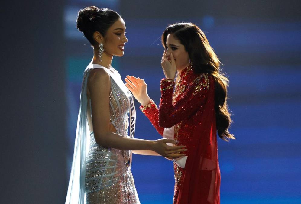 <i>La mexicana Fatima Bosch (d) reacciona tras ser coronada Miss Universo junto a la primera finalista, la tailandesa Praveenar Singh (i), durante la 74.ª edición de Miss Universo 2025 en el Impact Challenger Hall de la provincia de Nonthaburi, en las afueras de Bangkok. EFE/EPA/RUNGROJ YONGRIT</i>