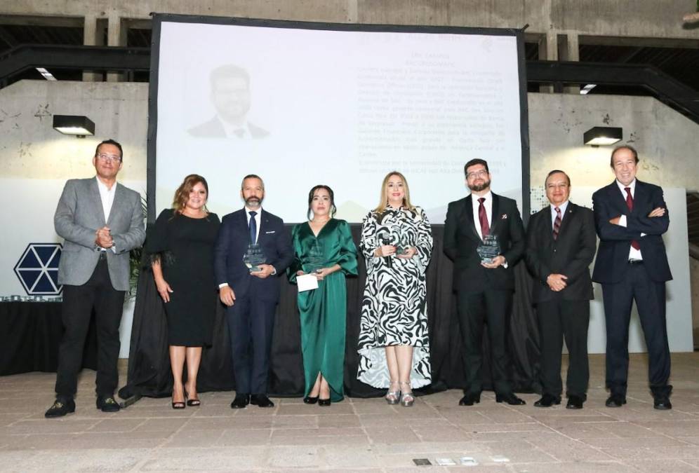<i>Eric Campos, Gerente País Bac Credomatic, también galardonado por su nivel de liderazgo, aseguró que los líderes deben orientarse a reforzar los objetivos económicos, sociales y ambientales de la organización, impulsando la innovación, digitalización y haciendo las cosas más ágiles y simples.</i>