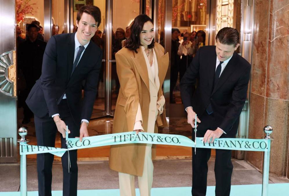 <i>El objetivo es ofrecer “una experiencia única a los clientes”, con “una mezcla de arte, artesanía, herencia y estilo de vida”, explicó Ledru antes de la inauguración en un mensaje a la AFP. FOTO EVP of product and communications, Alexandre Arnault, Global Brand Ambassador, Gal Gadot, and Tiffany &amp; Co. CEO, Anthony Ledru attend Tiffany &amp; Co's.</i>