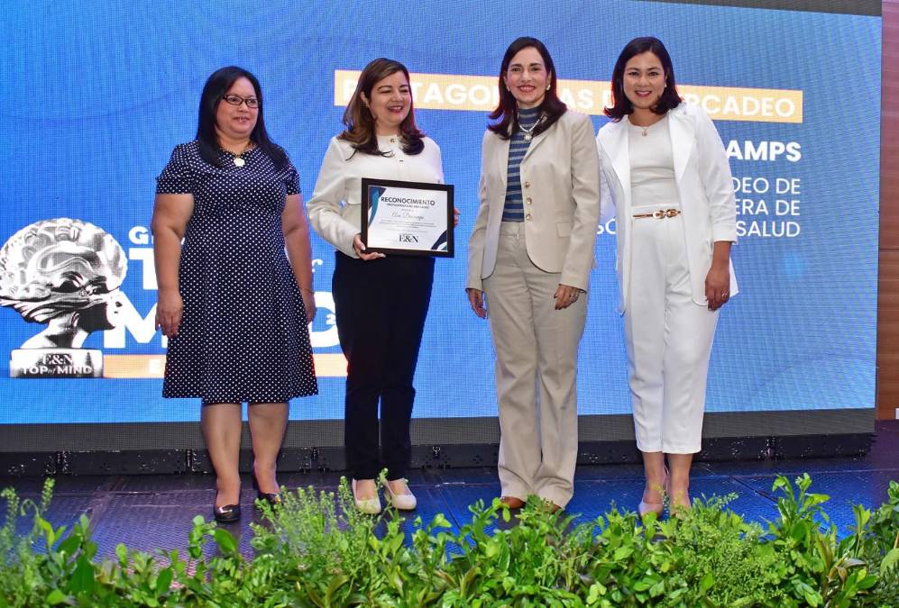 Ana Descamps, Gerente de Mercadeo de Cooperativa Ganadera de Sonsonate, Salud. Recibe premio 
