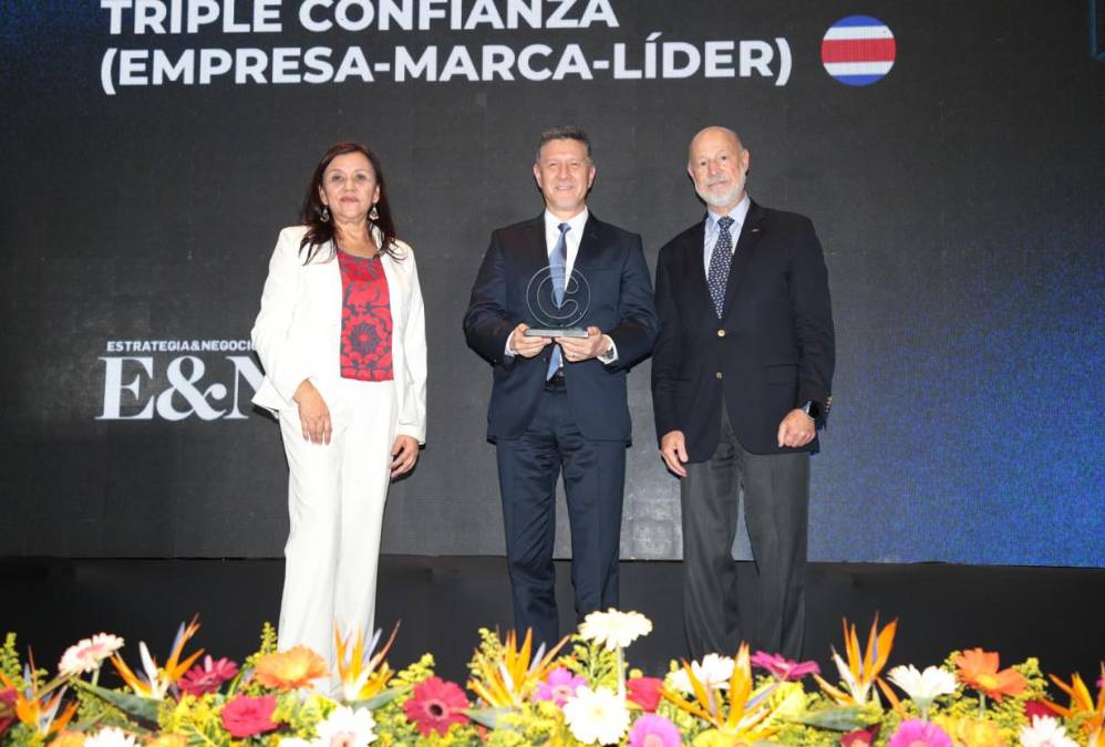 Dos Pinos, Triple Confianza en Costa Rica. Recibe reconocimiento Luis Alberto Alfonso Monterroso, Gerente General Corporativo.