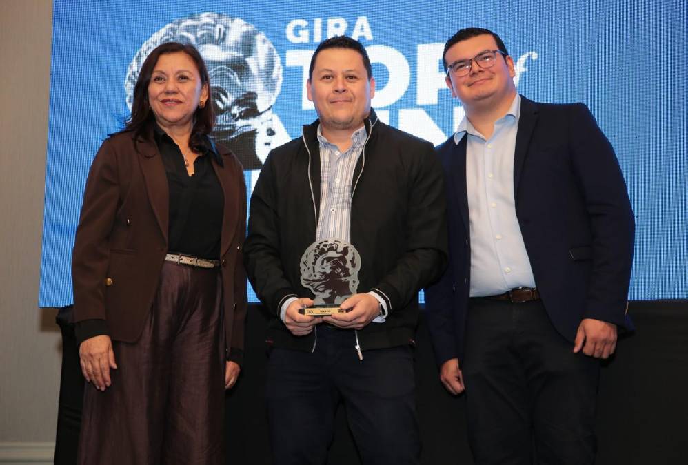 1er Lugar TOM de la categoría Gasolineras en El Salvador: premio recibido por César Paz - Regional Brand &amp; Marketing Fuels Specialist Guatemala y Panamá.