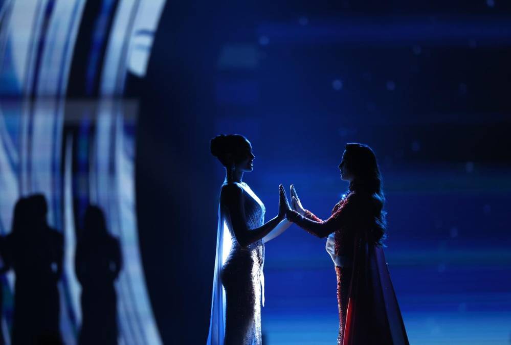 Miss Mexico Fatima Bosch (D) y Miss Tailandia Praveenar Singh (i) antes de que se anunciara al ganador del certamen.EFE/EPA/RUNGROJ YONGRIT