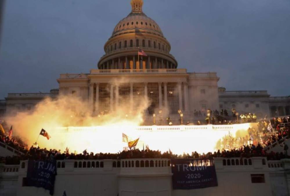 Una explosión causada por la Policía es vista por los simpatizantes del presidente de EE.UU., Donald Trump, en el Capitolio en Washington, el 6 de enero de 2021. Foto REUTERS/Leah Millis