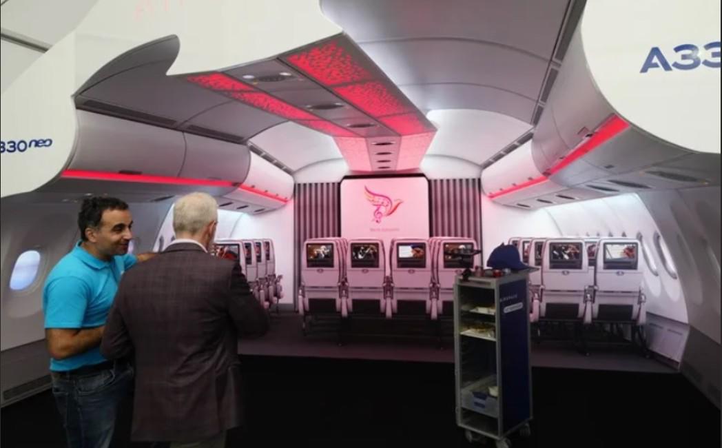 <i>Imagen de la instalación que se muestra en el MWC2026 sobre cómo serán los aeropuertos del futuro. (Foto: EFE/Alejandro García)</i>