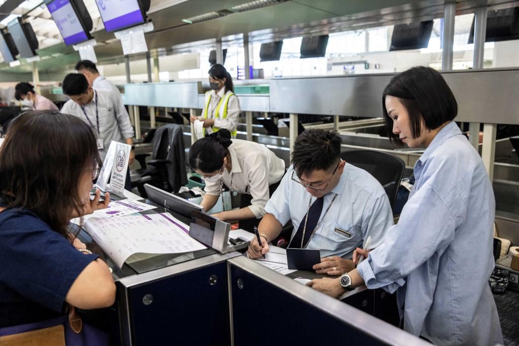 <i>El personal del aeropuerto registra manualmente a los pasajeros en el Aeropuerto Internacional de Hong Kong el 19 de julio de 2024, debido a una interrupción mundial de Microsoft. FOTO ISAAC LORENZO / AFP</i> <i>El personal del aeropuerto registra manualmente a los pasajeros en el Aeropuerto Internacional de Hong Kong el 19 de julio de 2024, debido a una interrupción mundial de Microsoft. FOTO ISAAC LORENZO / AFP</i>