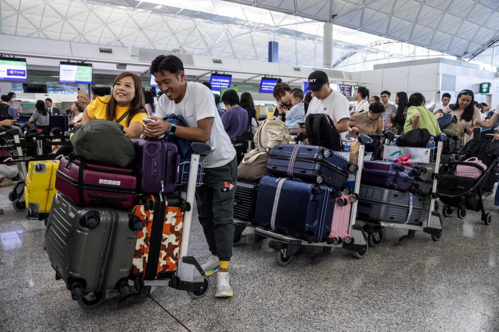 Los pasajeros esperan a ser facturados en el Aeropuerto Internacional de Hong Kong el 19 de julio de 2024, mientras algunas aerolíneas recurren al check-in manual debido a una interrupción mundial de Microsoft.ISAAC LORENZO / AFP Los pasajeros esperan a ser facturados en el Aeropuerto Internacional de Hong Kong el 19 de julio de 2024, mientras algunas aerolíneas recurren al check-in manual debido a una interrupción mundial de Microsoft.ISAAC LORENZO / AFP