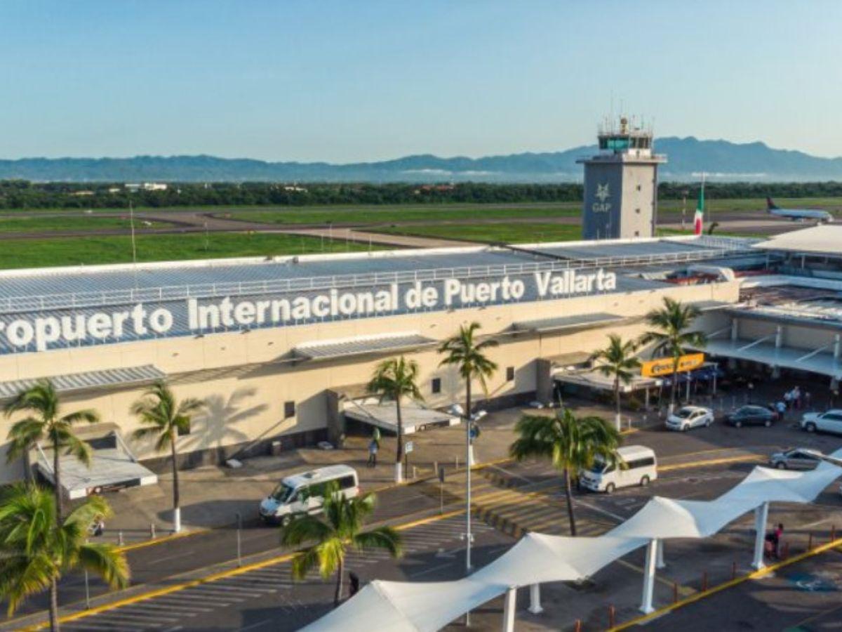 Aerolíneas desvían y suspenden vuelos a Puerto Vallarta tras ola de ...