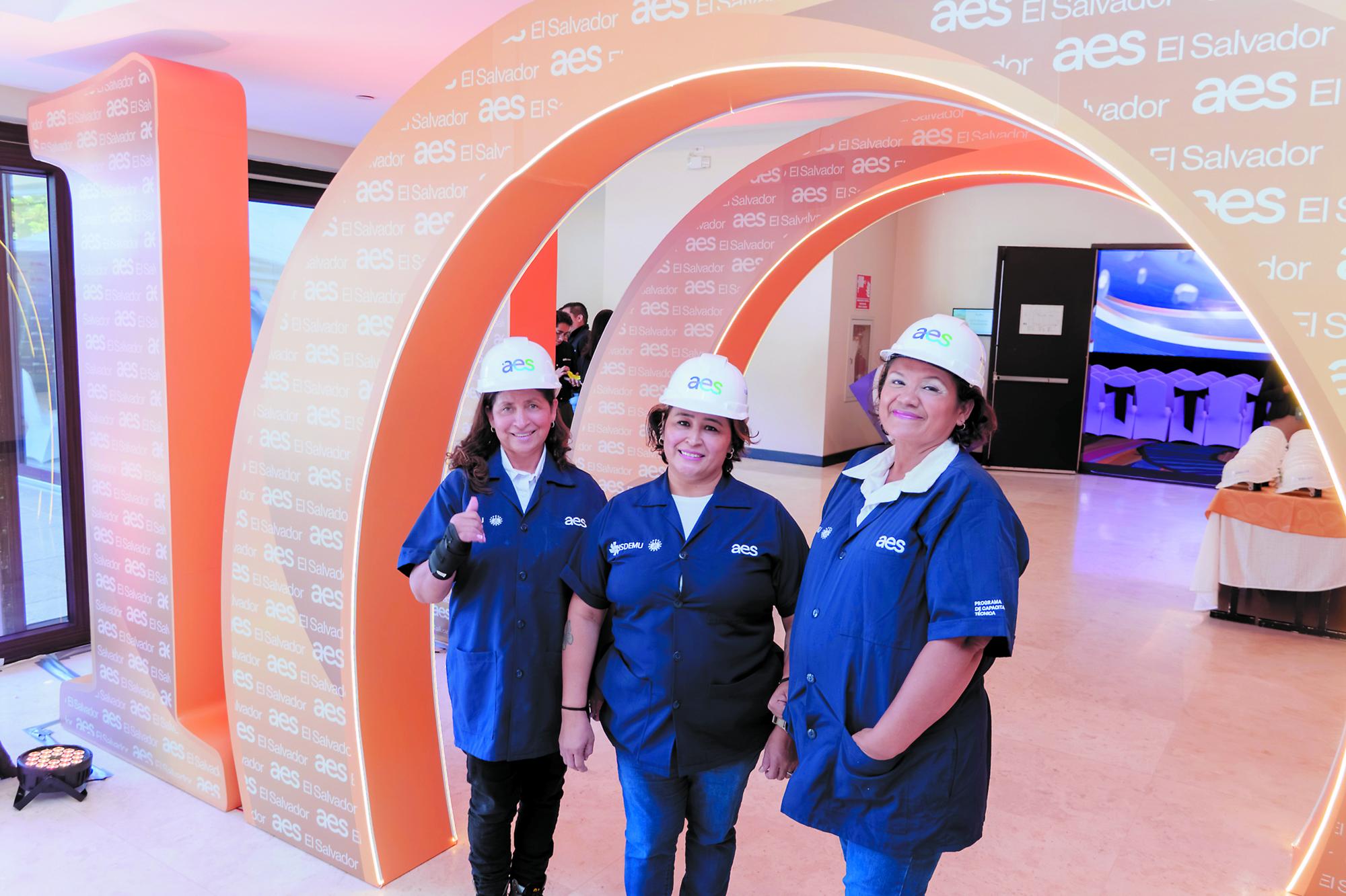 AES El Salvador desarrolla programas de inclusión económica para mujeres,