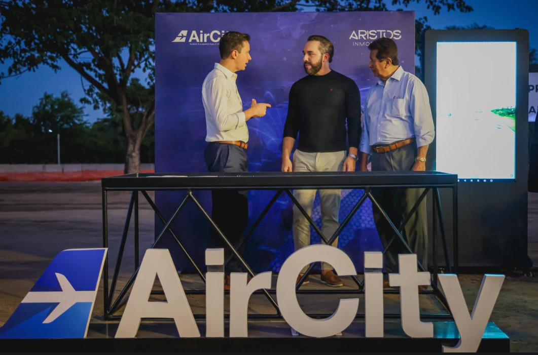 <i>Edwin Escobar, director ejecutivo de Aristos Inmobiliaria, conversa con Nayib Bukele, presidente de El Salvador, y José Antonio Escobar, presidente y fundador de Grupo Aristos, durante la ceremonia de colocación de primera piedra e AirCity. Foto: Presidencia de El Salvador</i>