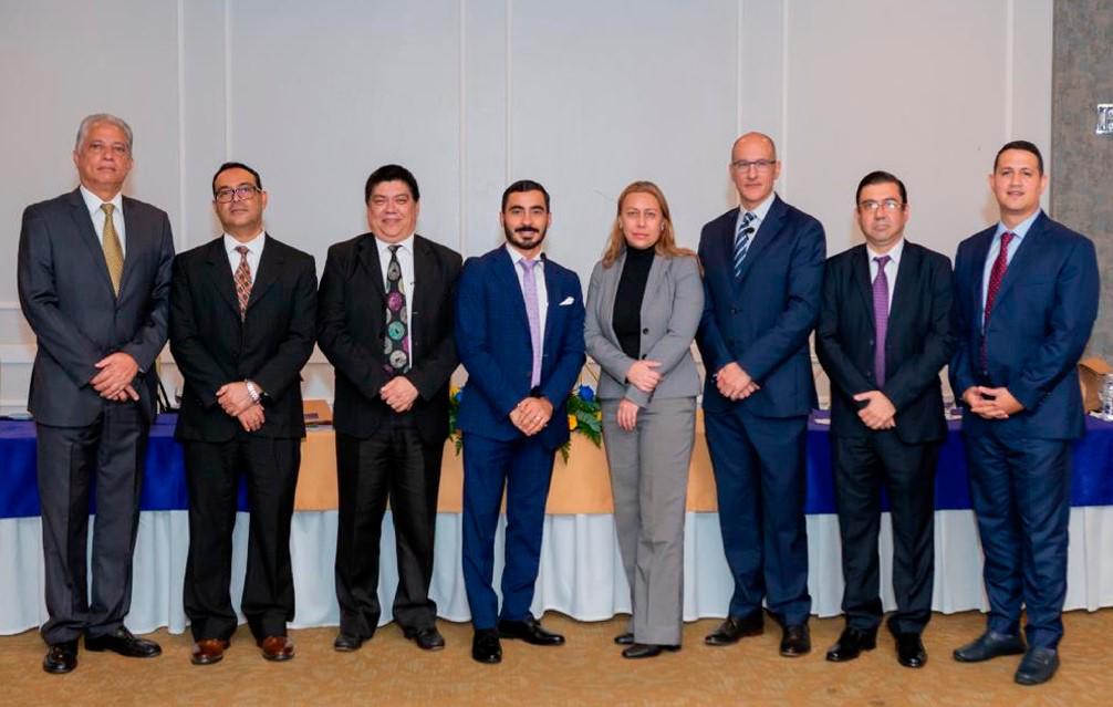 <i>De izq. a der.: Edgar Maradiaga, presidente de la Bolsa Centroamericana de Valores; Edward Escoto, Inversiones del Injupemp; Rigoberto Osorto (CNBS); Gustavo López, Especialista de Inversiones Corporativas Alutech; Angelica Villegas (BCIE); Erick Campos (Fitch Ratings); Edgar Gutiérrez (BCV) y Jorge Laitano, AFP Atlantida.</i> <i>De izq. a der.: Edgar Maradiaga, presidente de la Bolsa Centroamericana de Valores; Edward Escoto, Inversiones del Injupemp; Rigoberto Osorto (CNBS); Gustavo López, Especialista de Inversiones Corporativas Alutech; Angelica Villegas (BCIE); Erick Campos (Fitch Ratings); Edgar Gutiérrez (BCV) y Jorge Laitano, AFP Atlantida.</i>