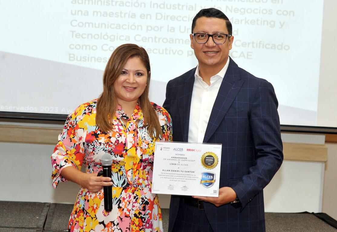 <i>Lesslie de Davidovich entrega reconocimiento a Allan Fu Santos de Banco Ficohsa</i>