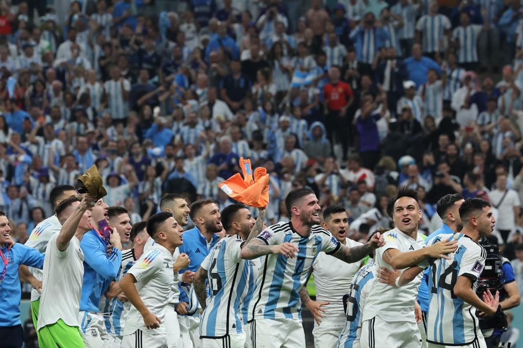 <i>Los jugadores de Argentina celebran con sus seguidores después de ganar el partido de semifinales de fútbol de la Copa Mundial de Qatar 2022 entre Argentina y Croacia en el Estadio Lusail en Lusail, al norte de Doha, el 13 de diciembre de 2022. (Foto de Giuseppe CACACE / AFP)</i>