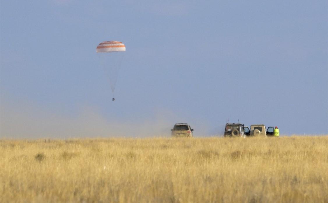 <i>Se ve la nave espacial Soyuz MS-23 aterrizando en un área remota cerca de la ciudad de Zhezkazgan, Kazajstán con el astronauta de la NASA de la Expedición 69 Frank Rubio, los cosmonautas de Roscosmos Dmitri Petelin y Sergey Prokopyev, el 27 de septiembre de 2023. El trío regresa a la Tierra después de pasar 371 días en el espacio como miembros de las Expediciones 68-69 a bordo de la Estación Espacial Internacional. Para Rubio, su misión es el vuelo espacial más largo realizado por un astronauta estadounidense en la historia. Bill Ingalls/NASA vía Getty Images/AFP</i>