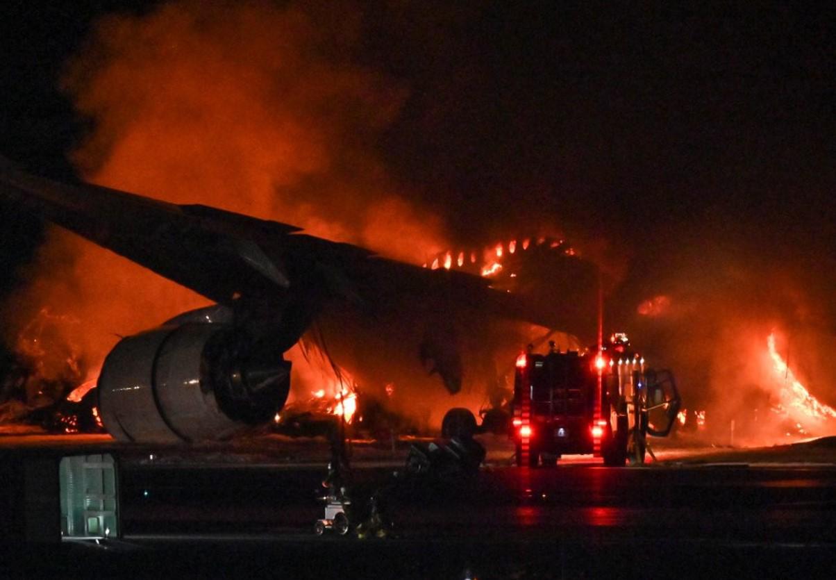 Dos aviones chocan en un aeropuerto de Tokio, Japón: cinco muertos y varios heridos