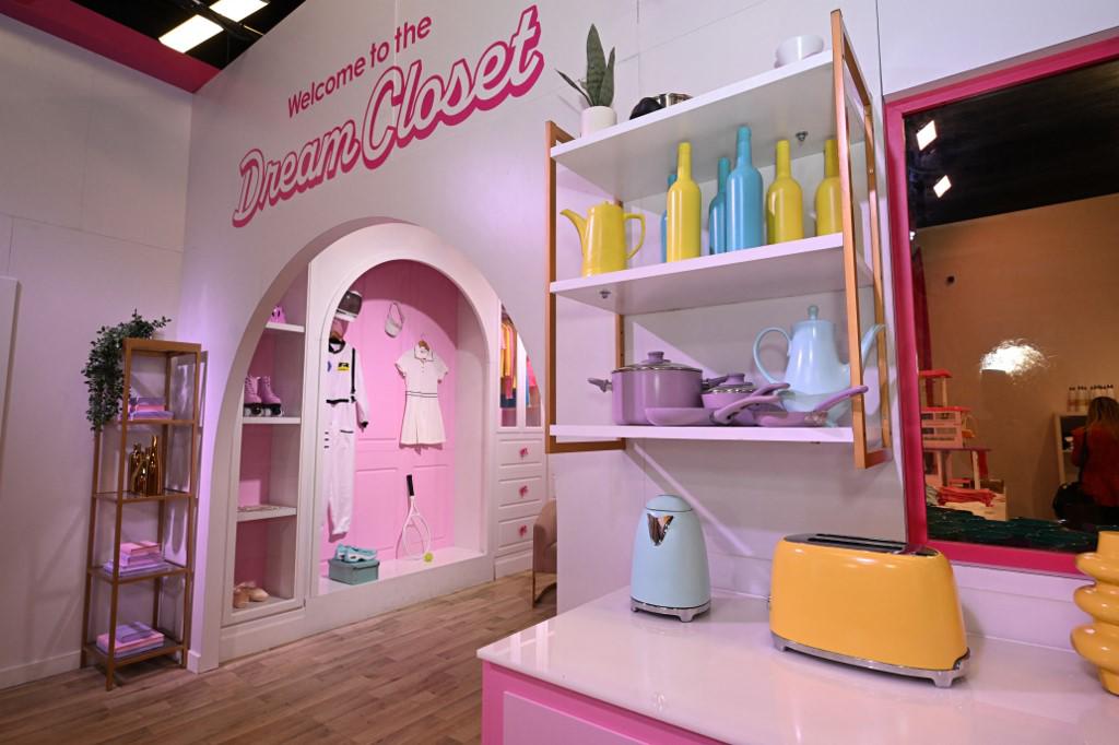<i>The Dreamhouse en la exposición interactiva “The World of Barbie” se ve el 28 de junio de 2023 en Santa Monica Place en Santa Monica, California. Una experiencia inmersiva de 20,000 pies cuadrados en Los Ángeles ha atraído a decenas de miles de visitantes a su mundo de ensueño de colores brillantes desde abril, justo cuando aumenta la emoción por una importante película de Hollywood basada en la muñeca de fama mundial este verano. (Foto de Robyn Beck / AFP)</i>