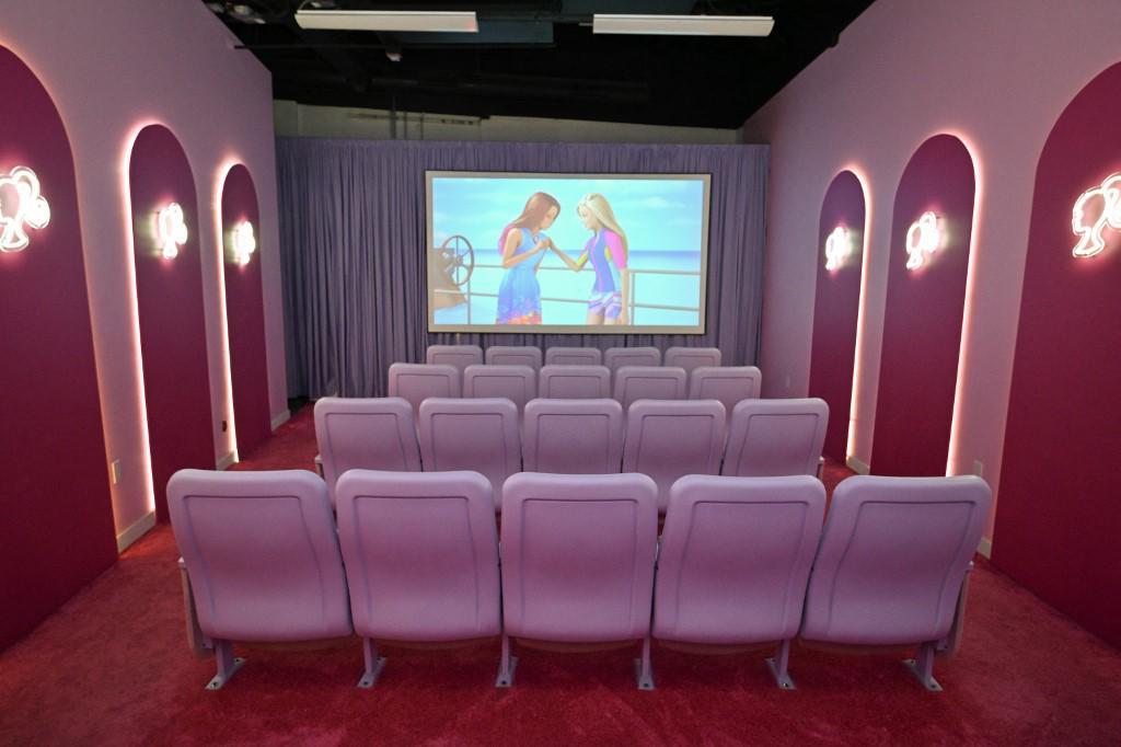 <i>El cine en la exhibición interactiva “El mundo de Barbie” se ve el 28 de junio de 2023 en Santa Monica Place en Santa Monica, California. Una experiencia inmersiva de 20,000 pies cuadrados en Los Ángeles ha atraído a decenas de miles de visitantes a su mundo de ensueño de colores brillantes desde abril, justo cuando aumenta la emoción por una importante película de Hollywood basada en la muñeca de fama mundial este verano. (Foto de Robyn Beck / AFP)</i>