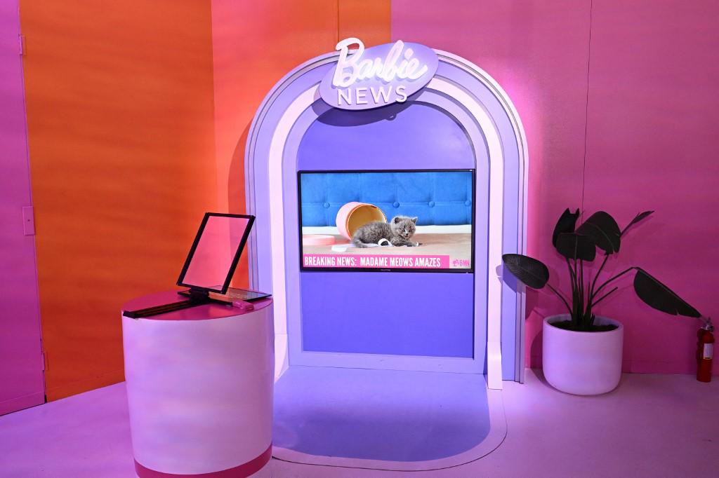 <i>El set de “You Can Be Anything TV Network” se ve en la exposición interactiva “The World of Barbie” el 28 de junio de 2023, en Santa Monica Place en Santa Monica, California. Una experiencia inmersiva de 20,000 pies cuadrados en Los Ángeles ha atraído a decenas de miles de visitantes a su mundo de ensueño de colores brillantes desde abril, justo cuando aumenta la emoción por una importante película de Hollywood basada en la muñeca de fama mundial este verano. (Foto de Robyn Beck / AFP)</i>