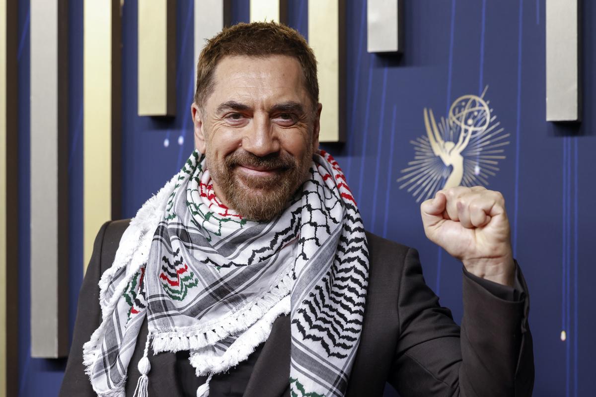 <i>El español Javier Bardem, nominado al Emmy a mejor actor de reparto por la antología 'Monsters: la historia de Lyle y Erik Menendez', hizo anoche en la ceremonia de entrega de los Emmy un llamado al apoyo del pueblo palestino y a condenar el genocidio de Israel en Gaza. Portando una kufiya palestina al cuello en apoyo a los gazatíes, el actor español alzó la voz para llamar a las sanciones que deben darse al estado genocida de Israel, no solamente por el genocidio en curso, sino también por el estado de apartheid que provoca tanto desgarro. EFE/ Caroline Brehman</i> <i>El español Javier Bardem, nominado al Emmy a mejor actor de reparto por la antología 'Monsters: la historia de Lyle y Erik Menendez', hizo anoche en la ceremonia de entrega de los Emmy un llamado al apoyo del pueblo palestino y a condenar el genocidio de Israel en Gaza. Portando una kufiya palestina al cuello en apoyo a los gazatíes, el actor español alzó la voz para llamar a las sanciones que deben darse al estado genocida de Israel, no solamente por el genocidio en curso, sino también por el estado de apartheid que provoca tanto desgarro. EFE/ Caroline Brehman</i>