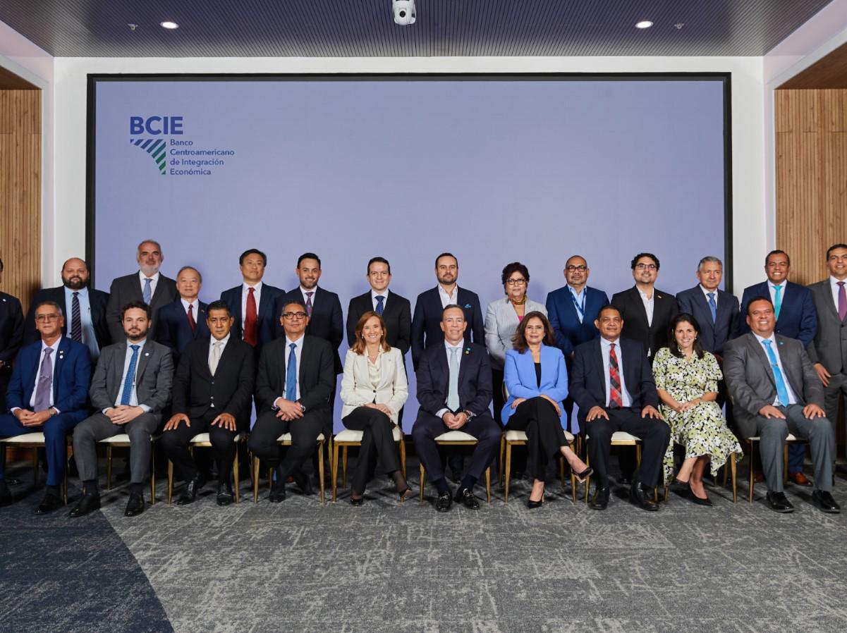 <i>Foto de Gisela Sánchez como presidenta del BCIE, acompañada de los miembros de la Asamblea General. Foto BCIE</i>