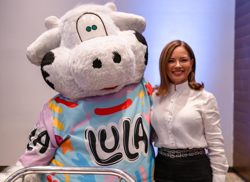 Bernardita Cerdas Sanabria brindó una charla sobre el éxito de Pinito. En la foto la acompaña la vaca Lula.