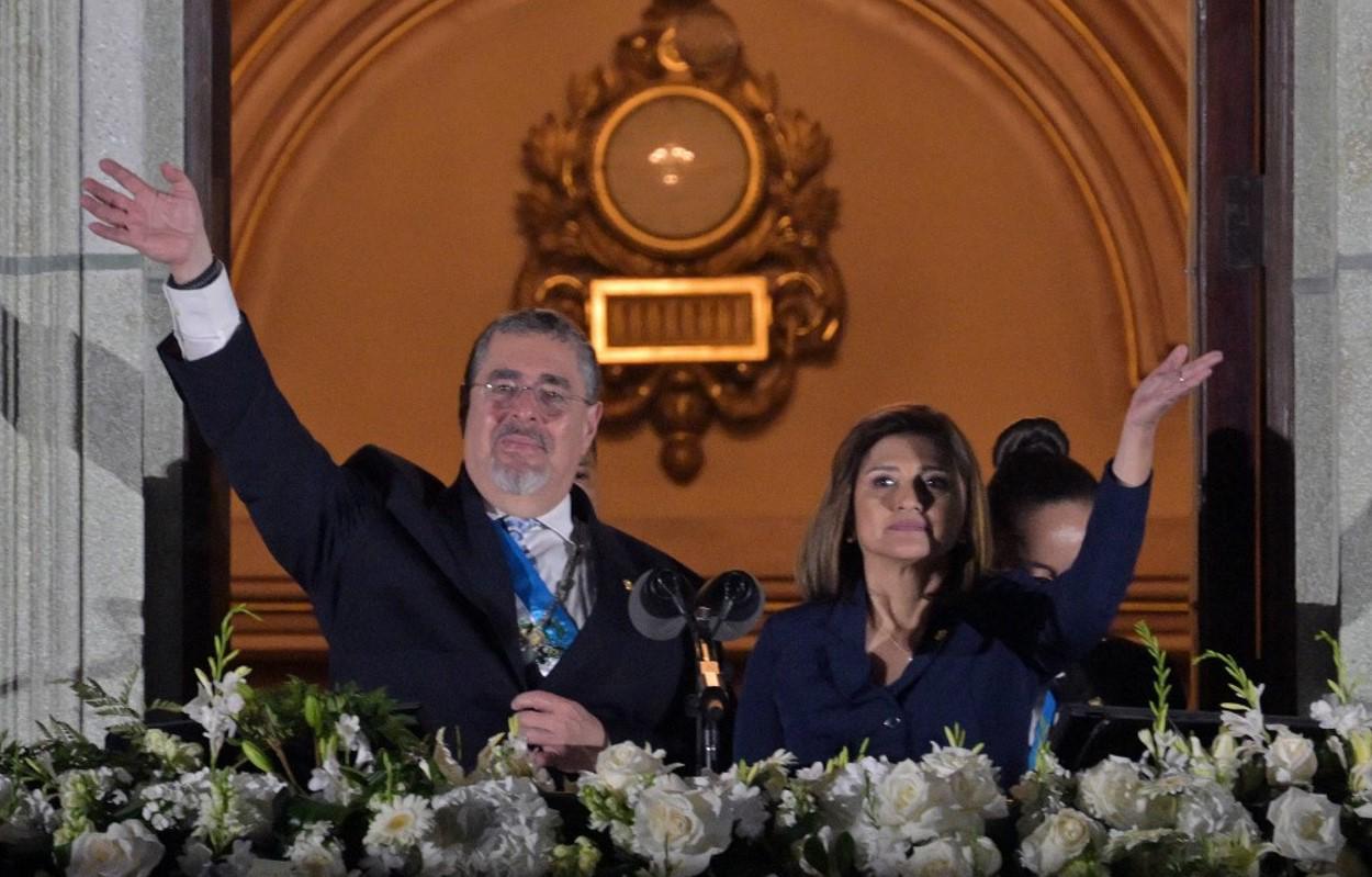 <i>El nuevo presidente de Guatemala, Bernardo Arévalo (izq.), y la nueva vicepresidenta, Karin Herrera, saludan a sus partidarios desde un balcón del Palacio Nacional de Cultura en la ciudad de Guatemala, después de su ceremonia de inauguración, a principios del 15 de enero de 2024. FOTO MARTIN BERNETTI / AFP</i>