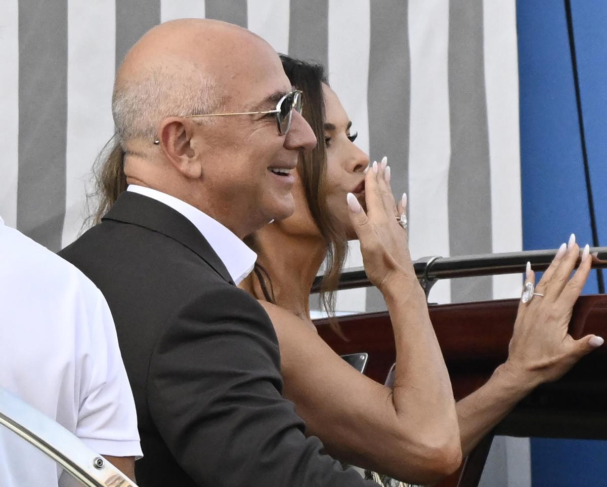 <i>El fundador de Amazon, Jeff Bezos, y la expresentadora Lauren Sánchez en Venecia el 26 de junio de 2025. EFE/EPA/DANIEL DAL ZENNARO</i> <i>El fundador de Amazon, Jeff Bezos, y la expresentadora Lauren Sánchez en Venecia el 26 de junio de 2025. EFE/EPA/DANIEL DAL ZENNARO</i>