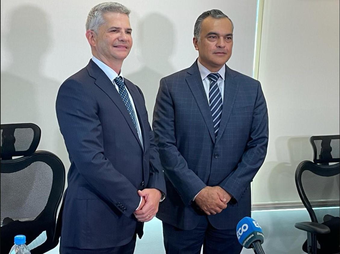 <i>Víctor Viggiano Guardia, presidente ejecutivo y gerente general de BI Bank, junto a Julio Javier Justiniani, superintendente del Mercado de Valores de Panamá. FOTO CORTESÍA.</i>