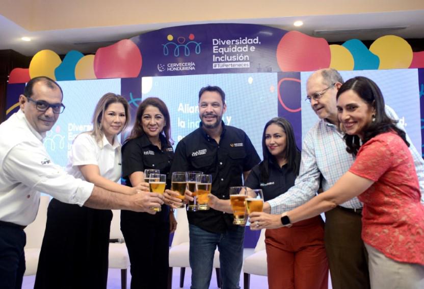 <i>Las empresas tiene una ‘razón para más brindar’. Foto Héctor Edú</i> <i>Las empresas tiene una ‘razón para más brindar’. Foto Héctor Edú</i>