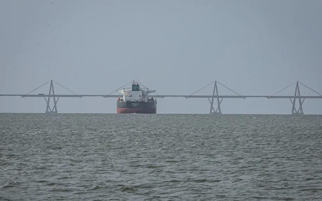<i>Fotografía de archivo de un buque petrolero en el Lago de Maracaibo este sábado, en Maracaibo (Venezuela). EFE/ Henry Chirinos</i>