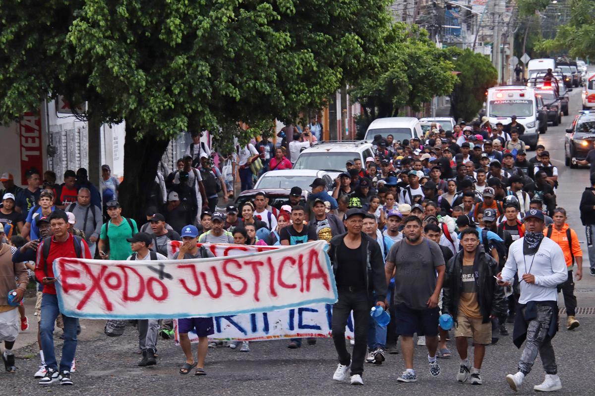 <i>MEX9373. TAPACHULA (MÉXICO), 06/08/2025.- Personas caminan en una caravana migratoria con destino a Estados Unidos este miércoles, en el municipio de Tapachula, estado de Chiapas (México) . Personas partieron salieron desde la frontera sur de México, en busca de llegar al norte del país, donde esperan regularizar sus documentos, ante las medidas migratorias por parte de EE.UU. EFE/ Juan Manuel Blanco</i> <i>MEX9373. TAPACHULA (MÉXICO), 06/08/2025.- Personas caminan en una caravana migratoria con destino a Estados Unidos este miércoles, en el municipio de Tapachula, estado de Chiapas (México) . Personas partieron salieron desde la frontera sur de México, en busca de llegar al norte del país, donde esperan regularizar sus documentos, ante las medidas migratorias por parte de EE.UU. EFE/ Juan Manuel Blanco</i>