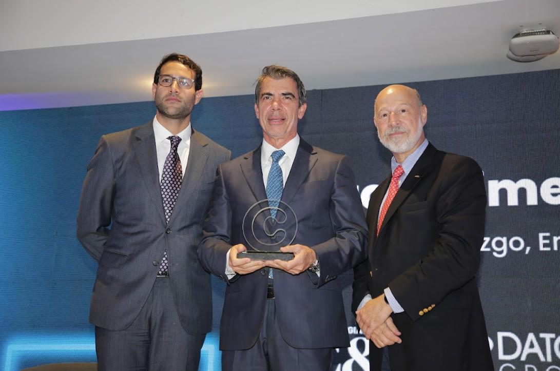 <i>Armando Mendiola recibe reconocimiento Confianza en el evento de E&amp;N en Guatemala. FOTO E&amp;N </i>