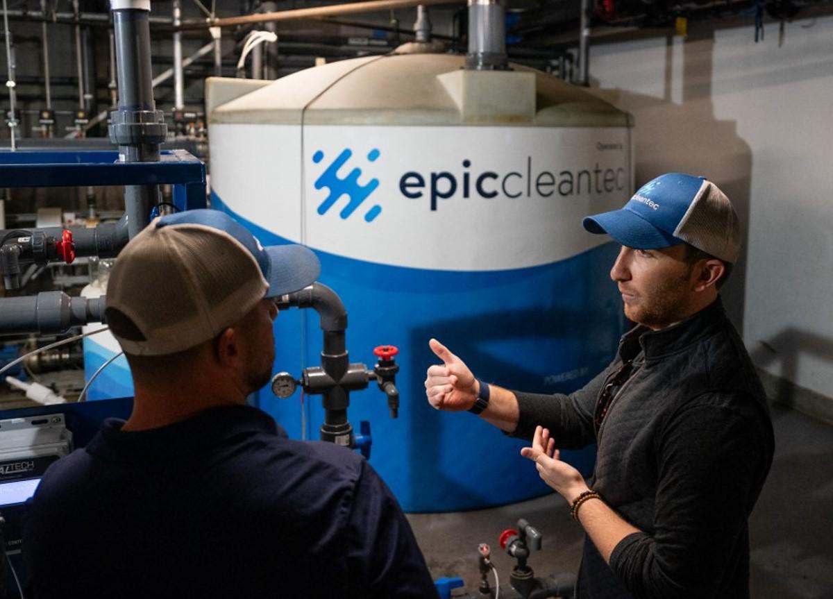 <i>Aaron Tartakovsky (R), cofundador y CEO de Startup Epic Cleantec, habla con Ryan Pulley, director de operaciones de reutilización del agua, en el sótano de un edificio del centro donde la tecnología de la compañía se usa el 26 de septiembre de 2023 en San Francisco, California. FOTO LOREN ELLIOTT / AFP</i>