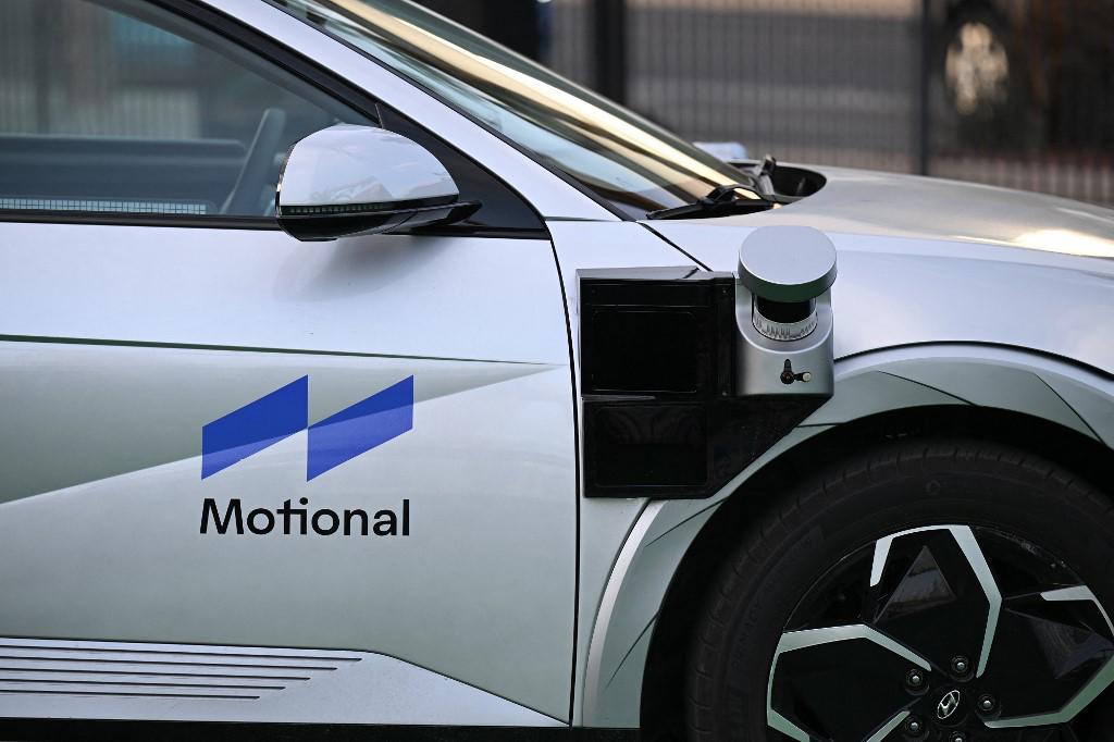 <i>Se ve un automóvil de conducción autónoma Motional en la pantalla Aptiv durante la configuración para el próximo Consumer Electronics Show CES 2023, el 3 de enero de 2023 en Las Vegas, Nevada. - Motional es una empresa conjunta entre Aptiv, una empresa global de tecnología automotriz, y Hyundai Motor Group, uno de los fabricantes de vehículos más grandes del mundo. (Foto de Robyn BECK / AFP)</i>