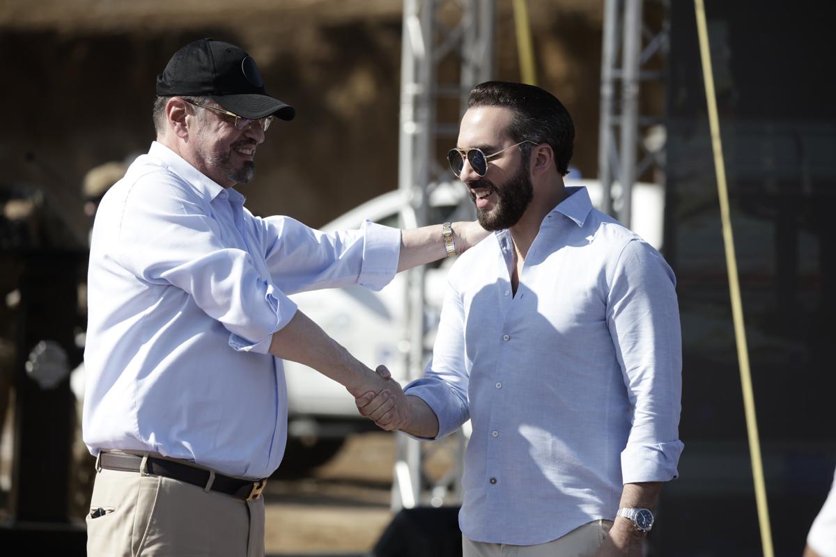 <i>El presidente Costa Rica, Rodrigo Chaves (i), y su homólogo de El Salvador, Nayib Bukele, se saludan durante un evento este miércoles, en San Rafael (Costa Rica). Chaves y Bukele colocaron la primera piedra de una megacárcel inspirada en el modelo implementado por El Salvador, con el objetivo de combatir el crimen organizado con fuerza en momentos en que Costa Rica registra cifras históricas de homicidios. EFE/ Jeffrey Arguedas</i>