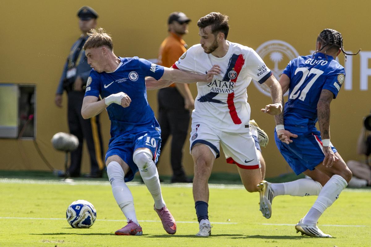 AMDEP8215. NUEVA JERSEY (ESTADOS UNIDOS), 13/07/2025.- Cole Palmer (i) de Chelsea disputa el balón con Khvicha Kvaratskhelia de PSG este domingo, durante la final del Mundial de Clubes entre Chelsea FC y París Saint-Germain (PSG) en el estadio MetLife en Nueva Jersey (Estados Unidos). EFE/ Ángel Colmenares AMDEP8215. NUEVA JERSEY (ESTADOS UNIDOS), 13/07/2025.- Cole Palmer (i) de Chelsea disputa el balón con Khvicha Kvaratskhelia de PSG este domingo, durante la final del Mundial de Clubes entre Chelsea FC y París Saint-Germain (PSG) en el estadio MetLife en Nueva Jersey (Estados Unidos). EFE/ Ángel Colmenares