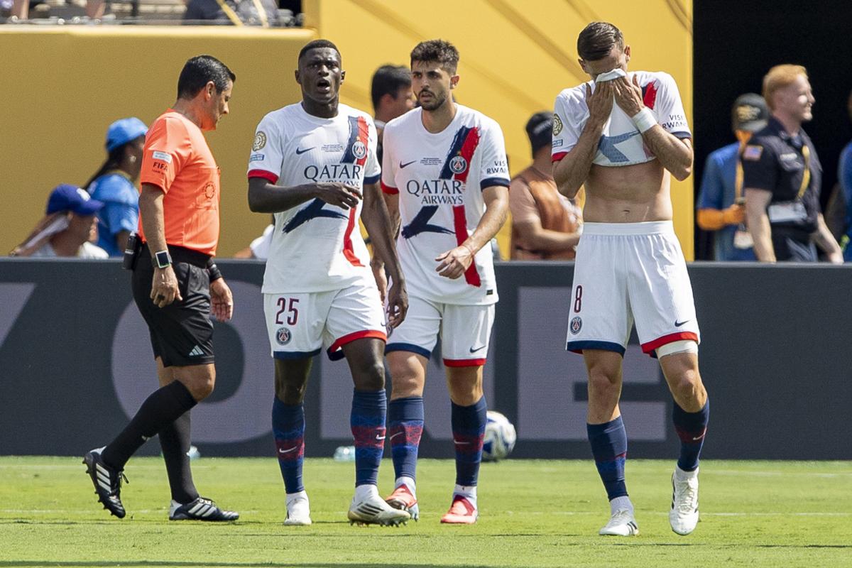 AMDEP8214. NUEVA JERSEY (ESTADOS UNIDOS), 13/07/2025.- Fabián Ruiz Peña (d) de PSG reacciona tras un gol este domingo, durante la final del Mundial de Clubes entre Chelsea FC y París Saint-Germain (PSG) en el estadio MetLife en Nueva Jersey (Estados Unidos). EFE/ Ángel Colmenares AMDEP8214. NUEVA JERSEY (ESTADOS UNIDOS), 13/07/2025.- Fabián Ruiz Peña (d) de PSG reacciona tras un gol este domingo, durante la final del Mundial de Clubes entre Chelsea FC y París Saint-Germain (PSG) en el estadio MetLife en Nueva Jersey (Estados Unidos). EFE/ Ángel Colmenares