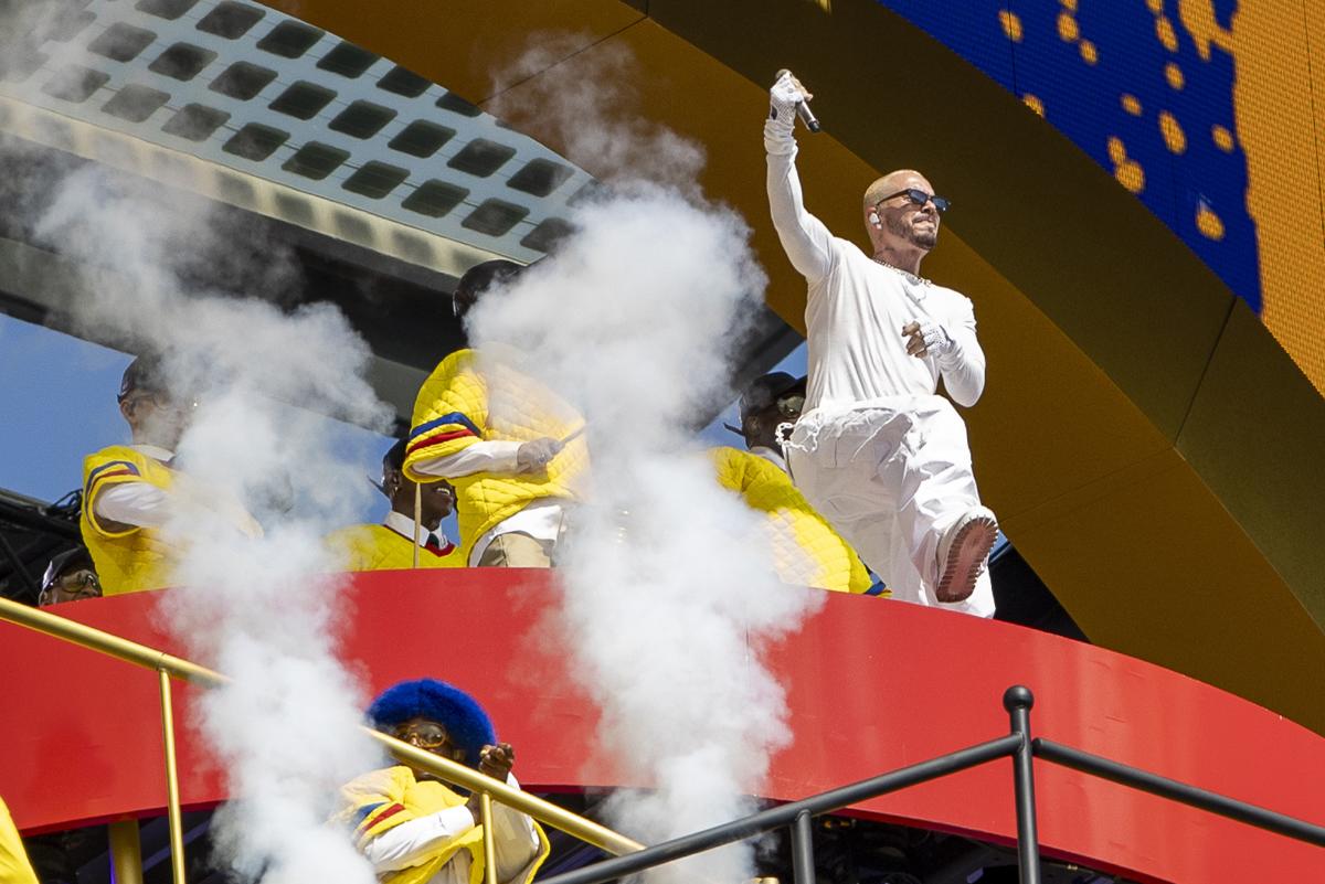 El cantante colombiano J Balvin (d) se presenta en el entretiempo de la final del Mundial de Clubes entre Chelsea FC y París Saint-Germain (PSG ) en el estadio MetLife en Nueva Jersey (Estados Unidos). EFE/ Ángel Colmenares El cantante colombiano J Balvin (d) se presenta en el entretiempo de la final del Mundial de Clubes entre Chelsea FC y París Saint-Germain (PSG ) en el estadio MetLife en Nueva Jersey (Estados Unidos). EFE/ Ángel Colmenares