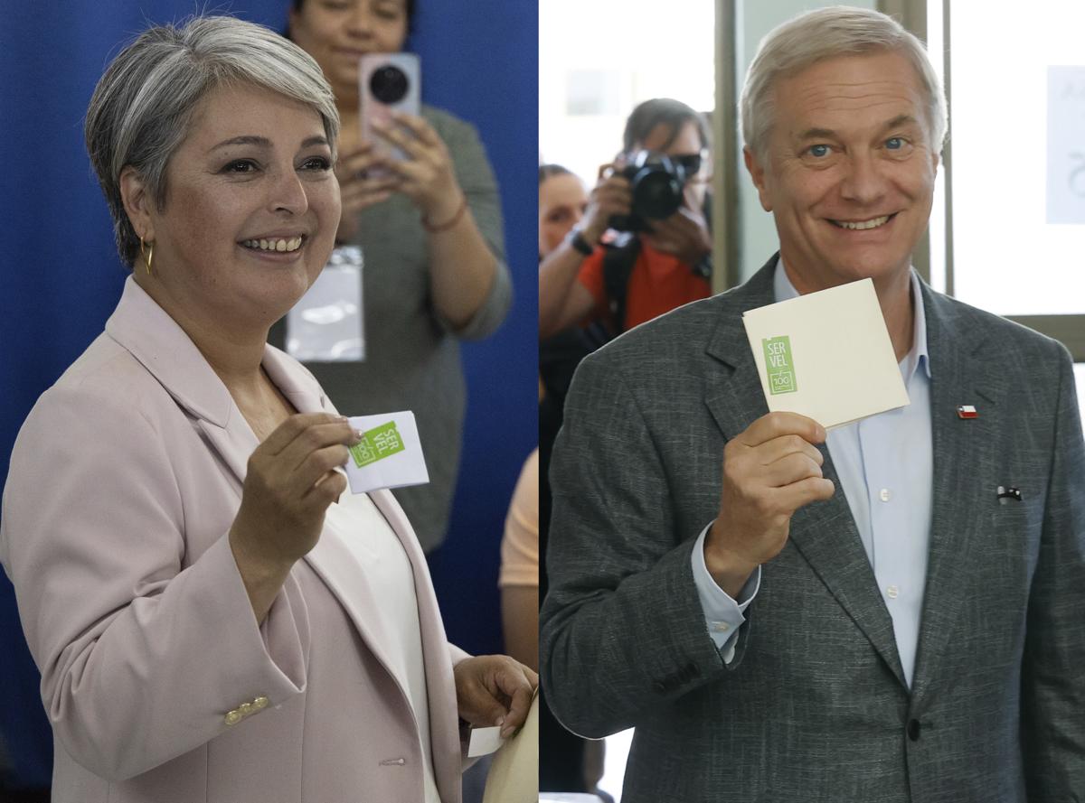 <i>Combo de fotografías de los candidatos a la Presidencia de Chile Jeannette Jara y José Antonio Kast luego de votar este domingo. La izquierdista Jara y el ultraderechista Kast competirán por la Presidencia de Chile en una segunda vuelta el 14 de diciembre, con el 52,4 % de los sufragios escrutados. EFE/ Elvis González/ Ailen Diaz</i>