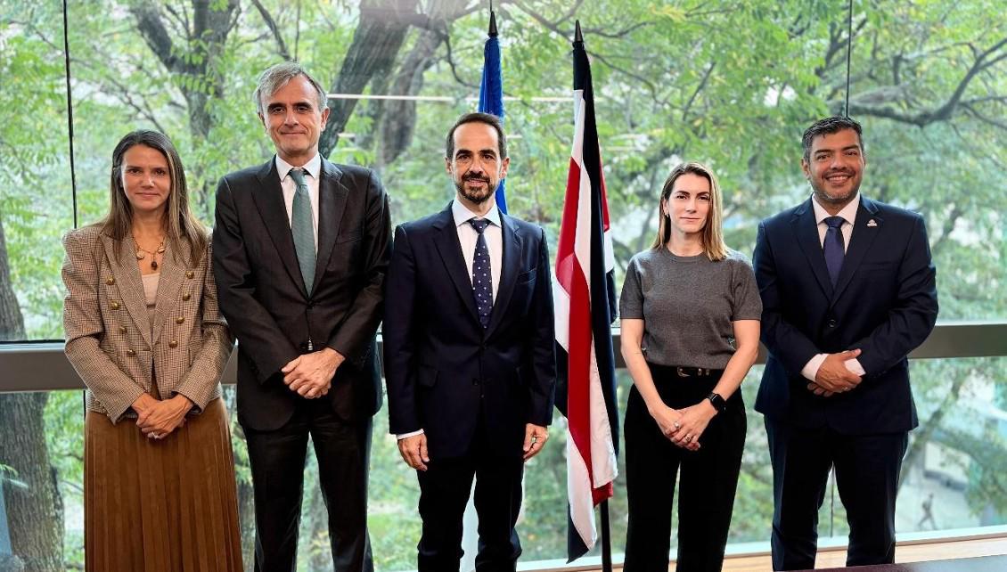 <i>De izquierda a derecha: Silvia Ortiz Stradtmann, especialista senior de Agua y Saneamiento del BID en Costa Rica; Juan Ignacio Morro, embajador de España en Costa Rica; Francisco Javier Urra, Representante del Grupo BID en Costa Rica; Jessica García, presidenta de Fundación CRUSA; y Byron Salas, director ejecutivo de Fundación CRUSA. </i>