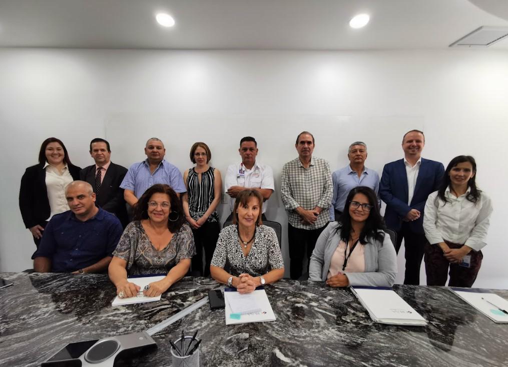 <i>Los beneficios directos aportados por E-taxiCR para las personas concesionarias de taxis en el aeropuerto son el cofinanciamiento no reembolsable por US$13.000 para la prima de cada vehículo eléctrico y su cargador</i> <i>Los beneficios directos aportados por E-taxiCR para las personas concesionarias de taxis en el aeropuerto son el cofinanciamiento no reembolsable por US$13.000 para la prima de cada vehículo eléctrico y su cargador</i>