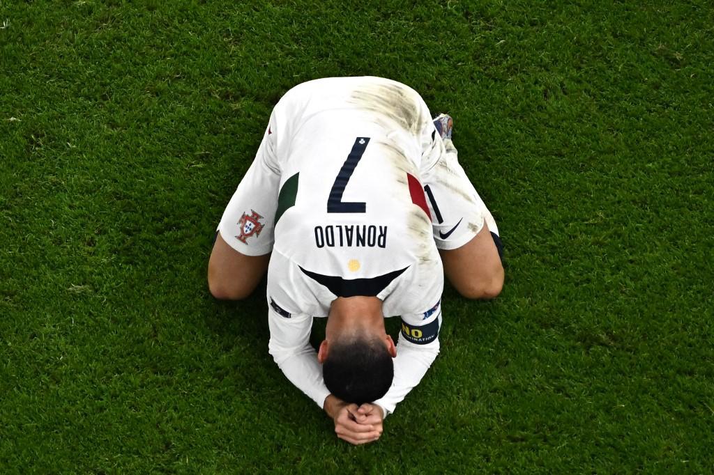 <i>El delantero portugués #07 Cristiano Ronaldo reacciona durante el partido de fútbol de cuartos de final de la Copa Mundial Qatar 2022 entre Marruecos y Portugal en el estadio Al-Thumama en Doha el 10 de diciembre de 2022. (Foto de MANAN VATSYAYANA / AFP)</i>