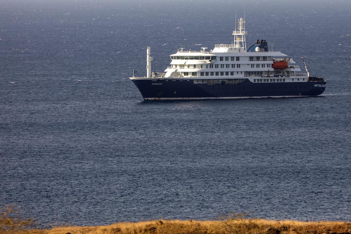 El crucero neerlandés MV Hondius, fotografiado el 4 de mayo frente a la costa de la ciudad de Praia, en la isla de Santiago, Cabo Verde, después de que tres personas murieran a bordo a causa de un síndrome respiratorio agudo. La Organización Mundial de la Salud (OMS) informó de un caso confirmado y cinco casos adicionales sospechosos de infección por hantavirus en el buque que navega por el Océano Atlántico. EFE/EPA/ELTON MONTEIRO