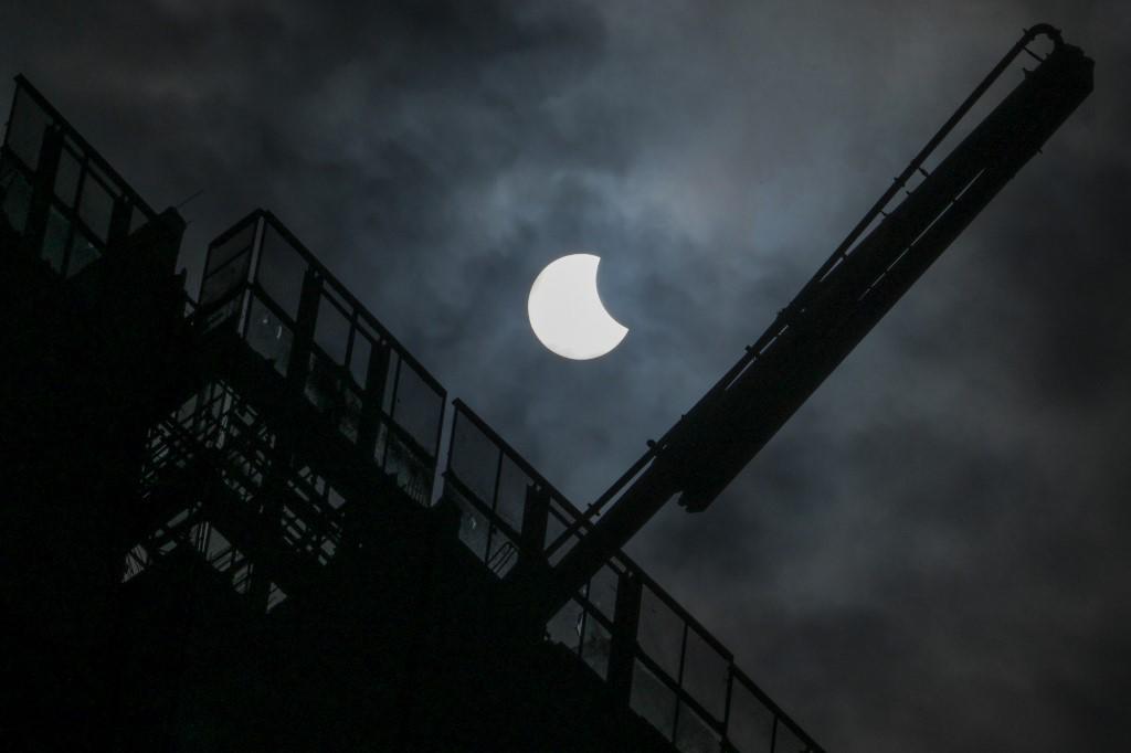 <i>Una vista general que muestra un eclipse solar parcial en Yakarta el 20 de abril de 2023. (Foto de BAY ISMOYO / AFP)</i> <i>Una vista general que muestra un eclipse solar parcial en Yakarta el 20 de abril de 2023. (Foto de BAY ISMOYO / AFP)</i>