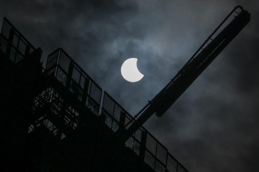 <i>Una vista general que muestra un eclipse solar parcial en Yakarta el 20 de abril de 2023. (Foto de BAY ISMOYO / AFP)</i>