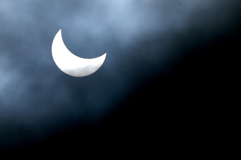 <i>Una vista general muestra un eclipse solar parcial en Denpasar, en la isla turística de Bali en Indonesia, el 20 de abril de 2023. (Foto de SONNY TUMBELAKA / AFP)</i>