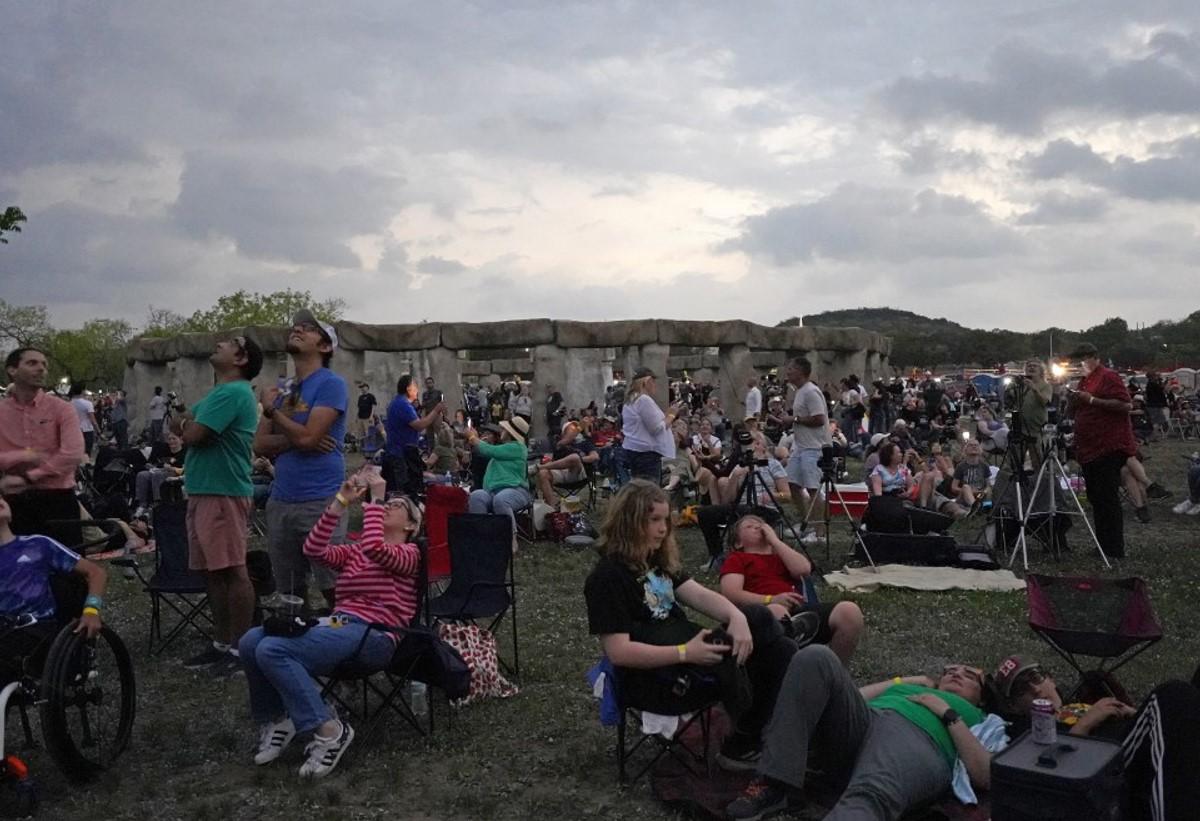 <i>La gente se reúne para ver un eclipse solar total en América del Norte, en Stonehenge II en la Hill Country Arts Foundation en Ingram, Texas, el 8 de abril de 2024. FOTO Cécile Clocheret / AFP</i>