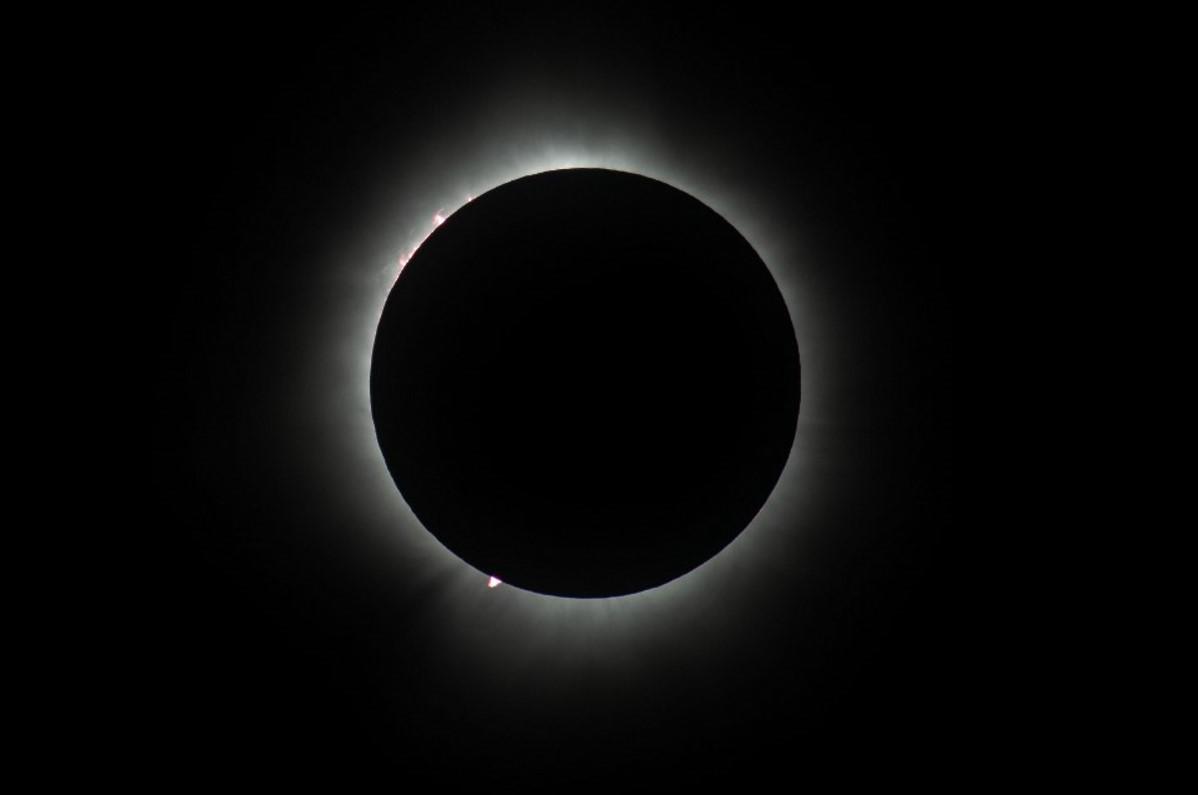 <i>La Luna eclipsa al Sol durante un eclipse solar total en América del Norte, en Stowe, Vermont, el 8 de abril de 2024. FOTO José Prezioso / AFP</i>