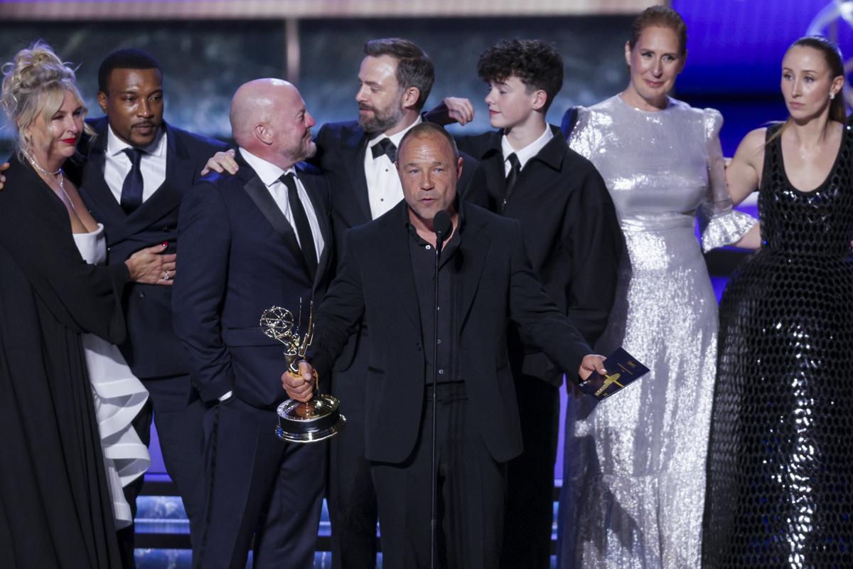 <i>Stephen Graham (c) junto con el resto del reparto recoge el Emmy a la mejor miniserie durante la ceremonia de entrega de los Emmy celebrada en Los Ángeles, California, Estados Unidos. EFE/ Allison Dinner</i> <i>Stephen Graham (c) junto con el resto del reparto recoge el Emmy a la mejor miniserie durante la ceremonia de entrega de los Emmy celebrada en Los Ángeles, California, Estados Unidos. EFE/ Allison Dinner</i>